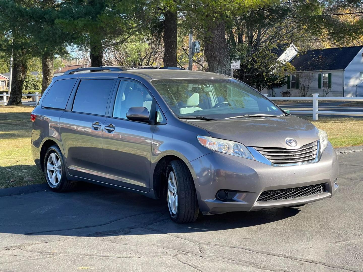 2015 Toyota Sienna LE photo 3