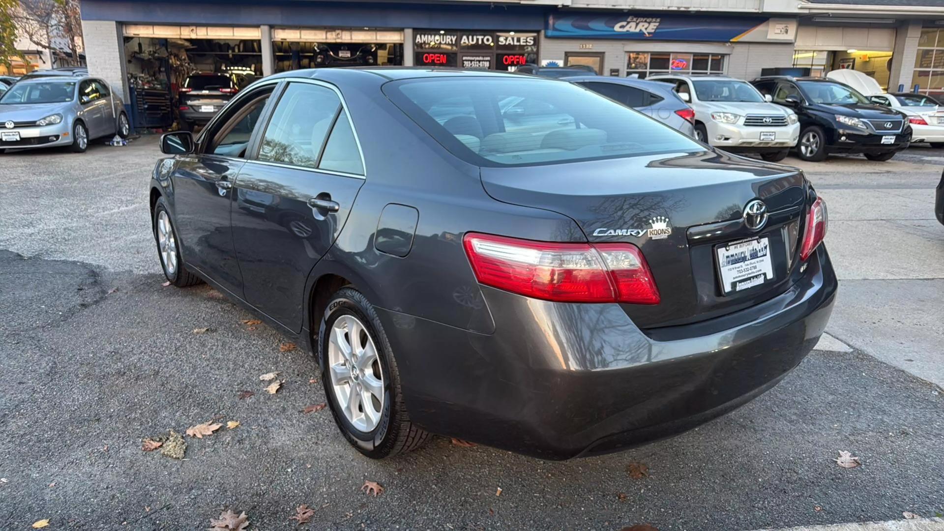 2009 Toyota Camry LE photo 17