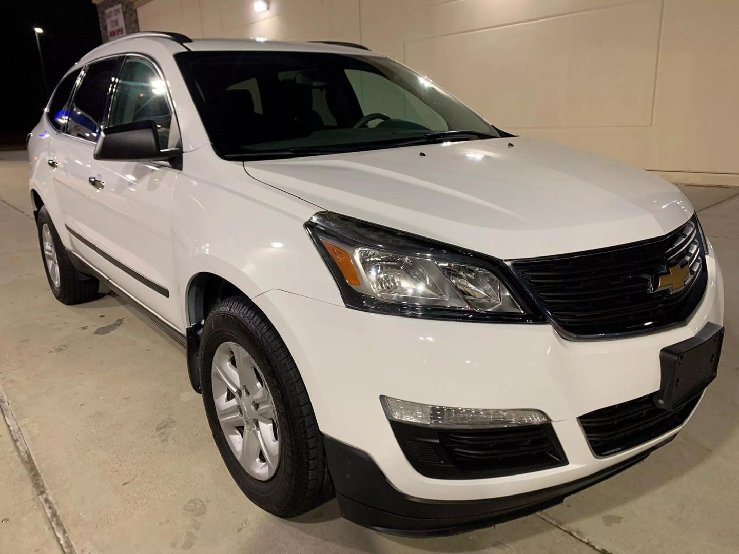 2017 Chevrolet Traverse LS photo 2