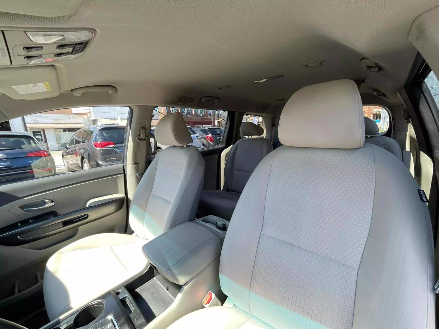 2016 Kia Sedona LX photo 31