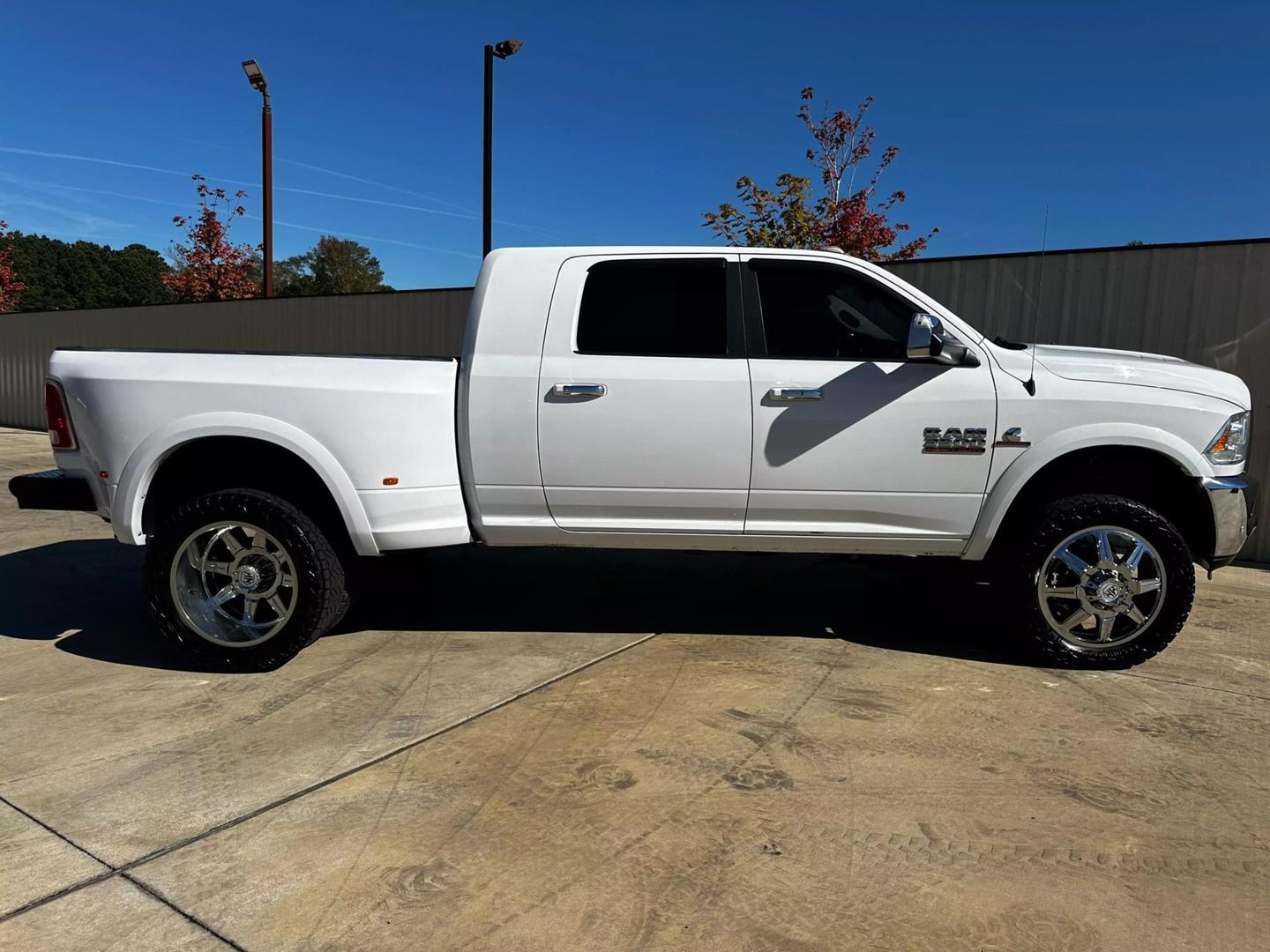 2017 RAM Ram 3500 Pickup Laramie photo 3