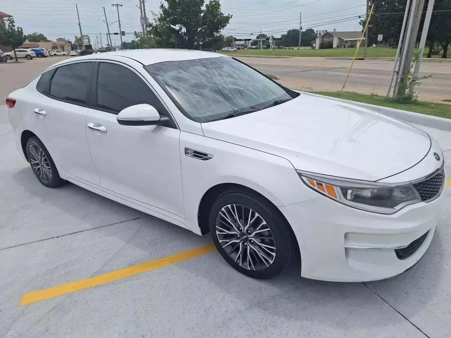 2018 Kia Optima LX photo 3