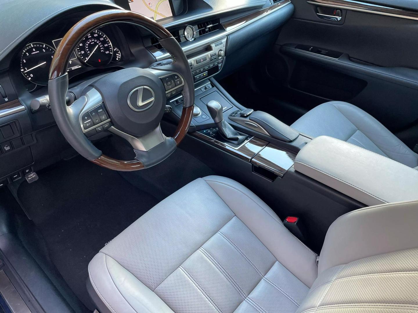 2016 Lexus ES 350 photo 23