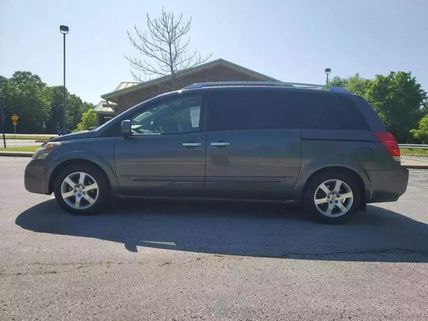 2008 Nissan Quest SE photo 2