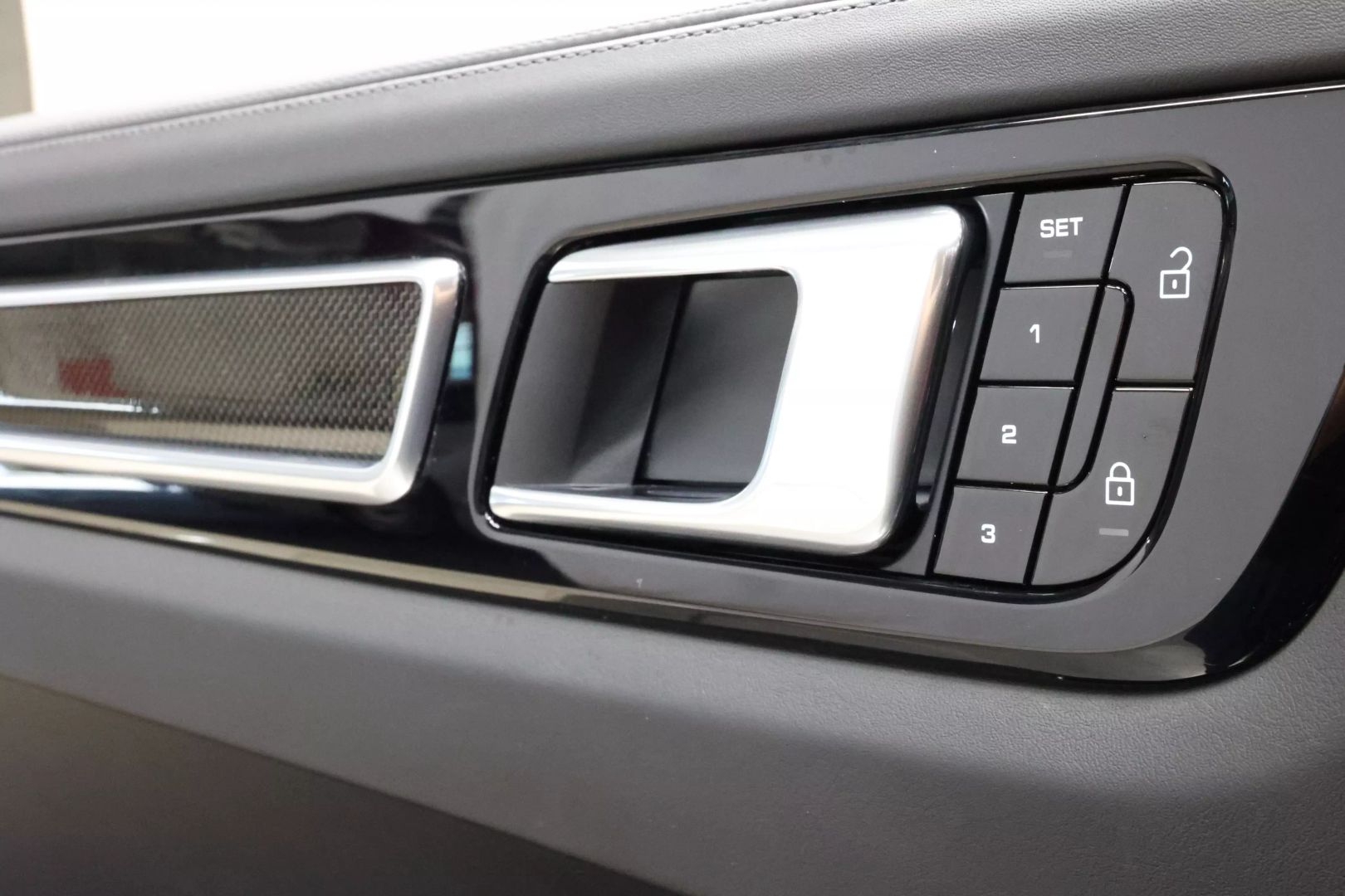 2020 Porsche Cayenne - Image 11
