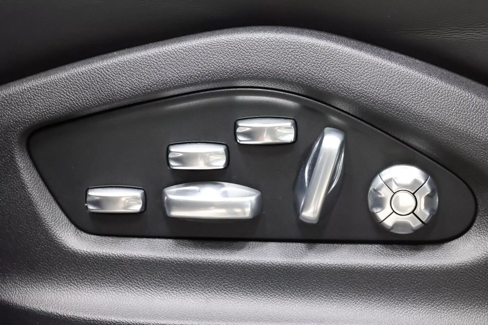 2020 Porsche Cayenne - Image 19