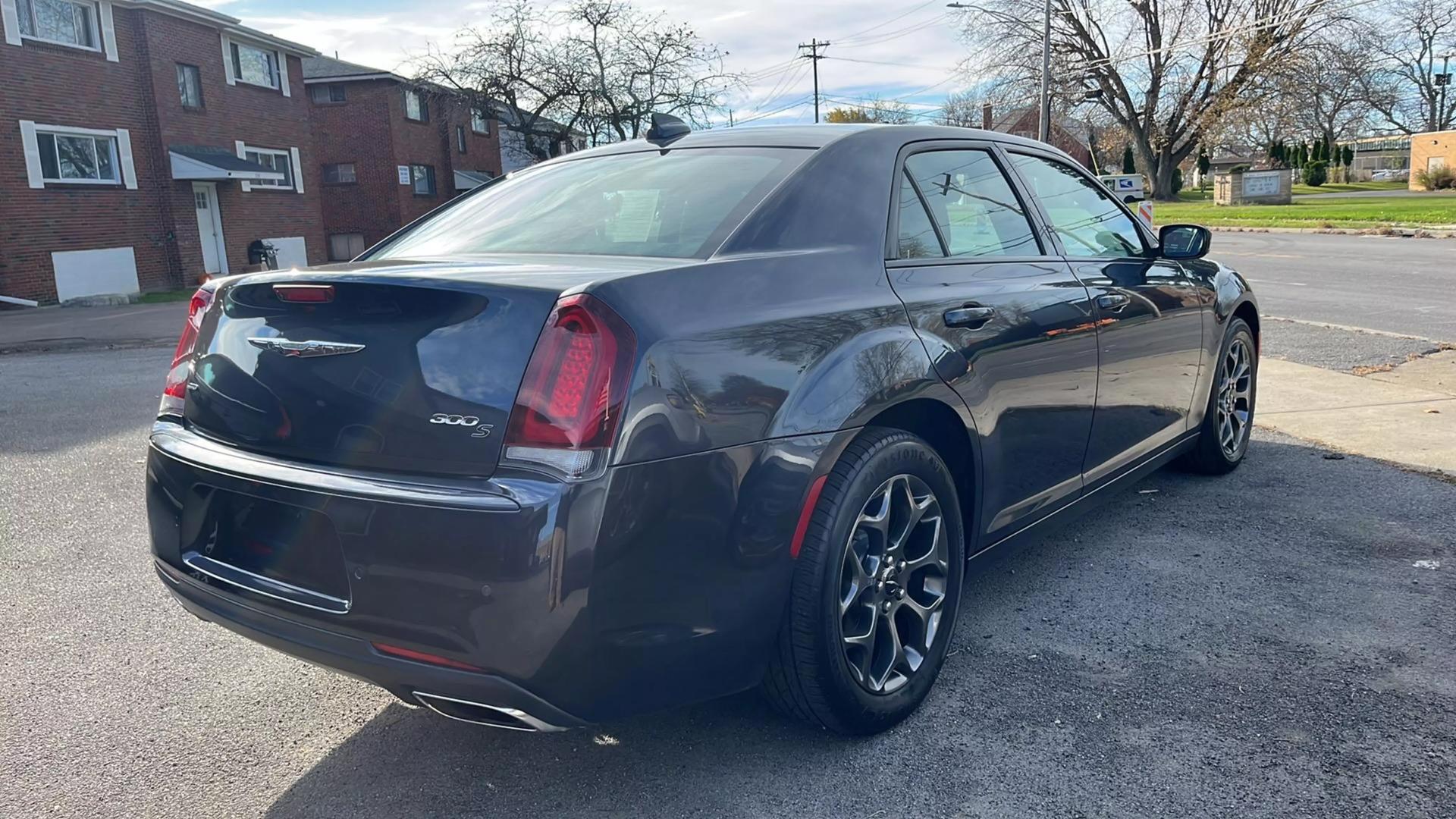 2016 Chrysler 300 S photo 8