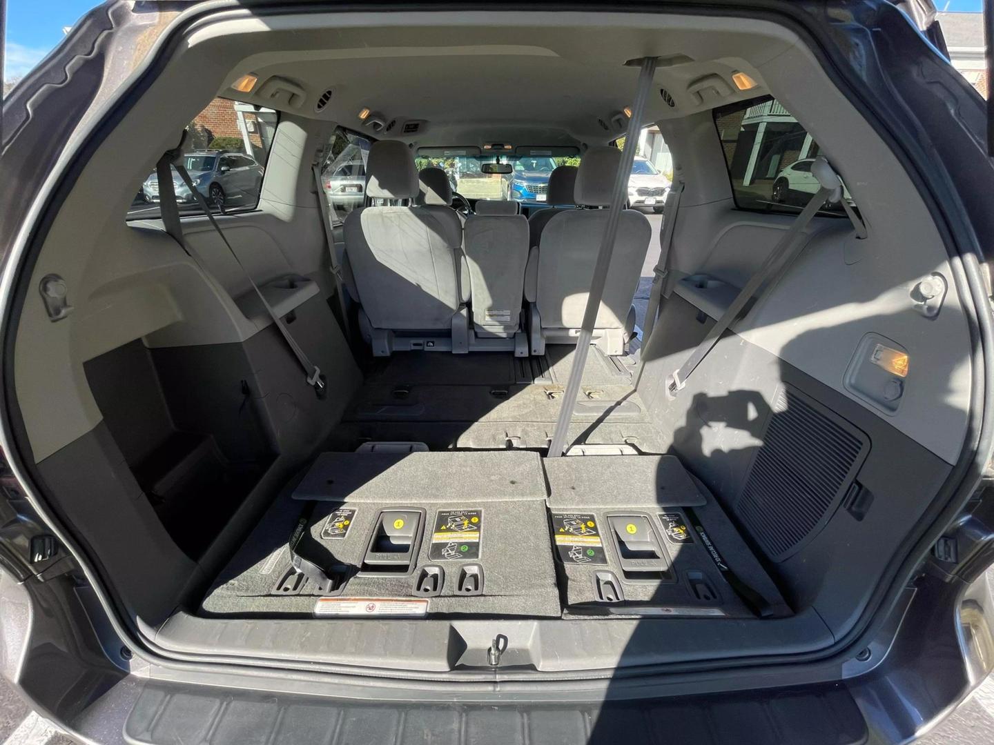 2015 Toyota Sienna LE photo 14