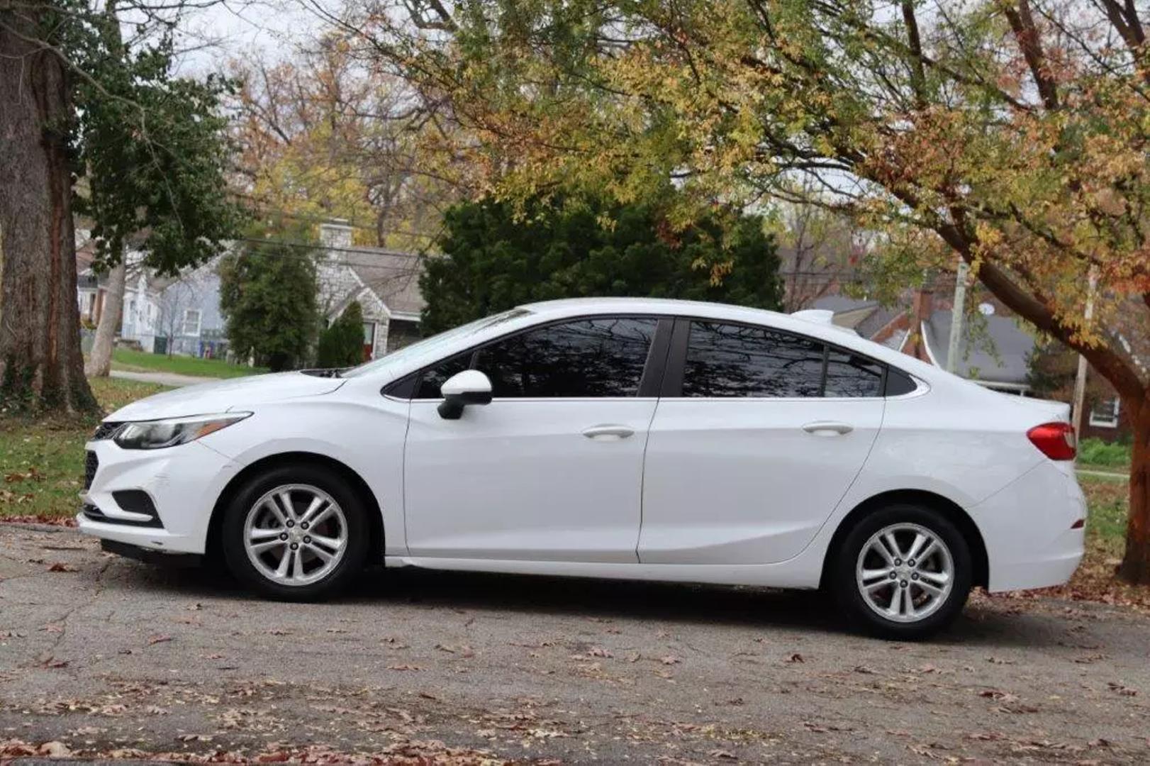 2017 Chevrolet Cruze LT photo 4