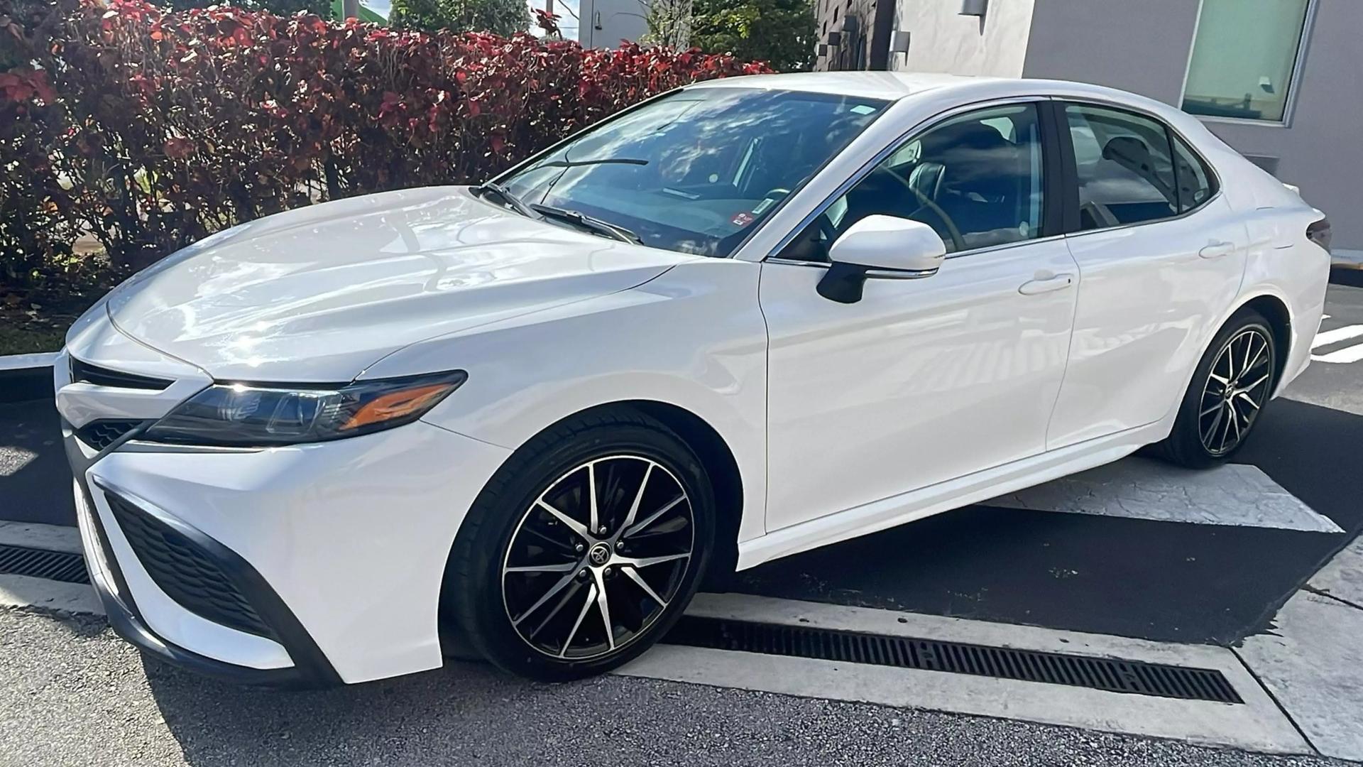 2022 Toyota Camry SE photo 6