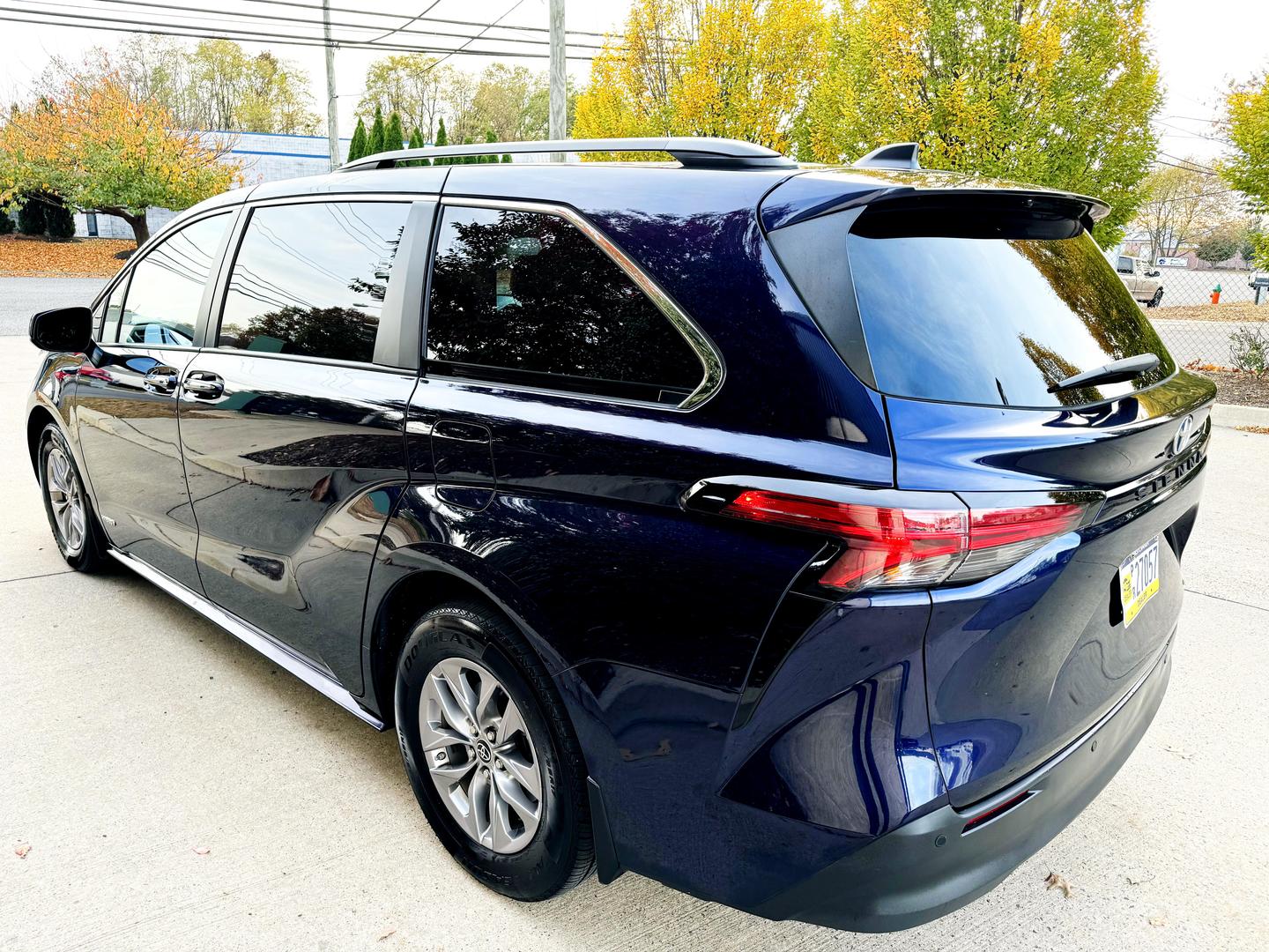 2021 Toyota Sienna XLE photo 5