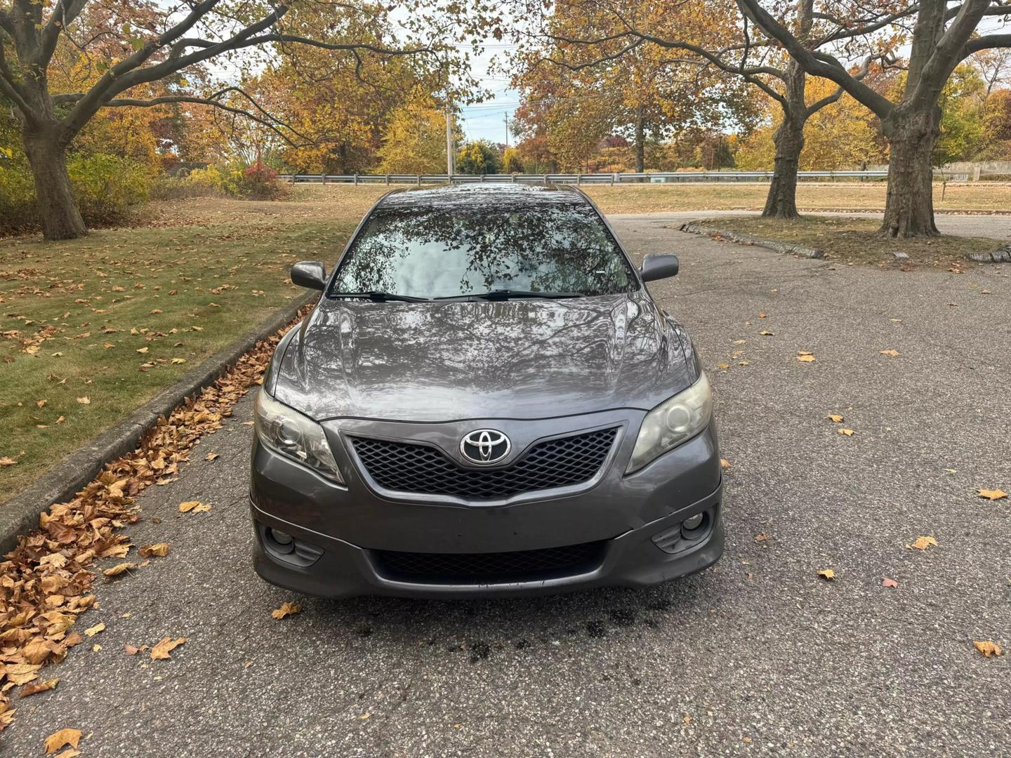 2010 Toyota Camry SE photo 2