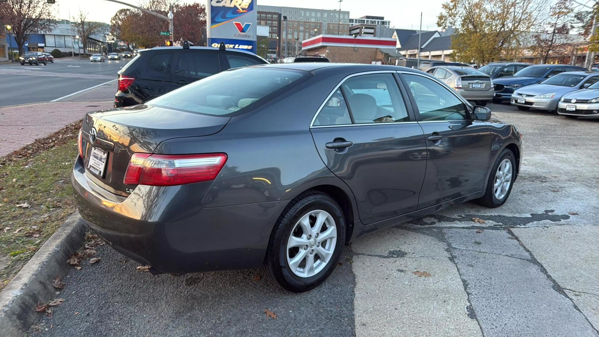 2009 Toyota Camry LE photo 11