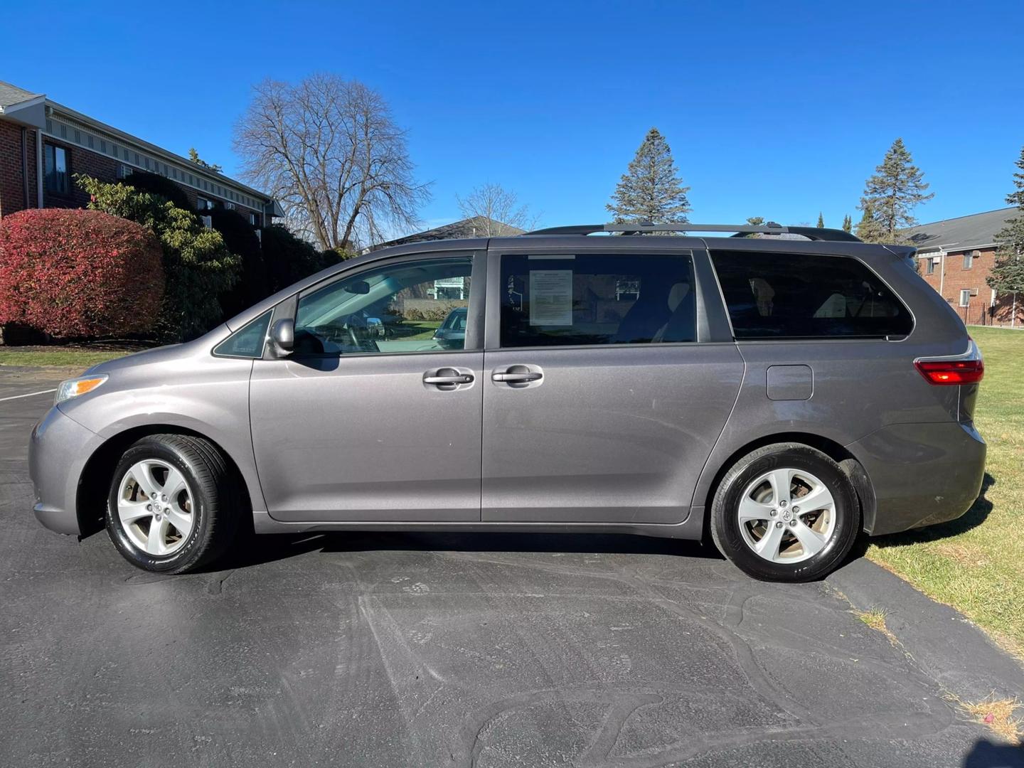 2015 Toyota Sienna LE photo 8