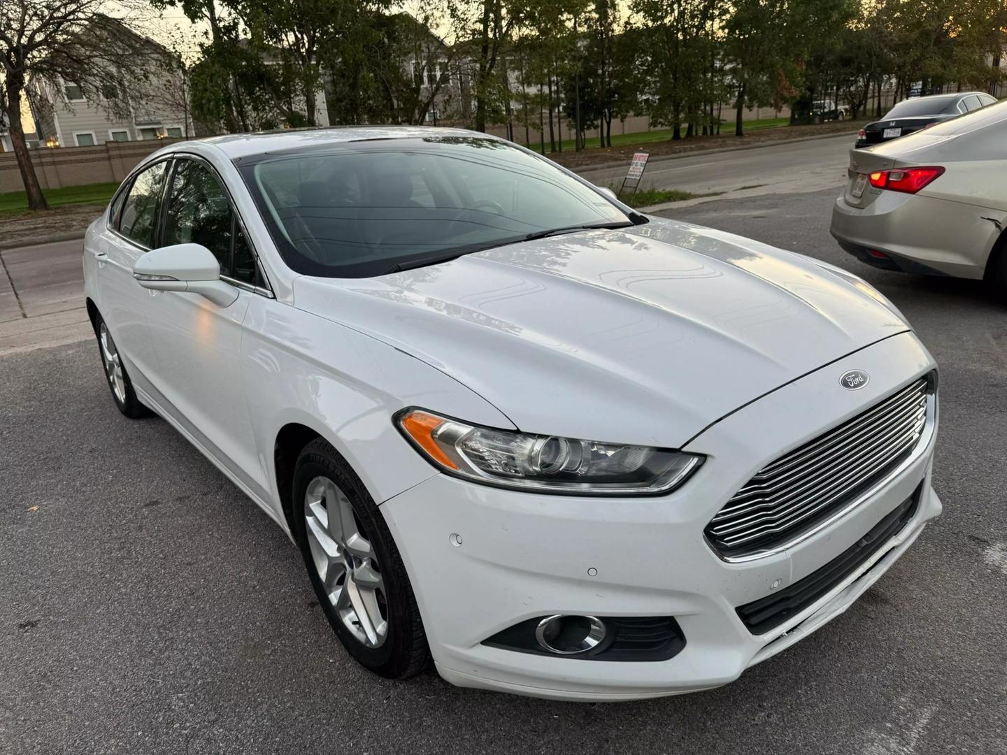 2013 Ford Fusion SE photo 2