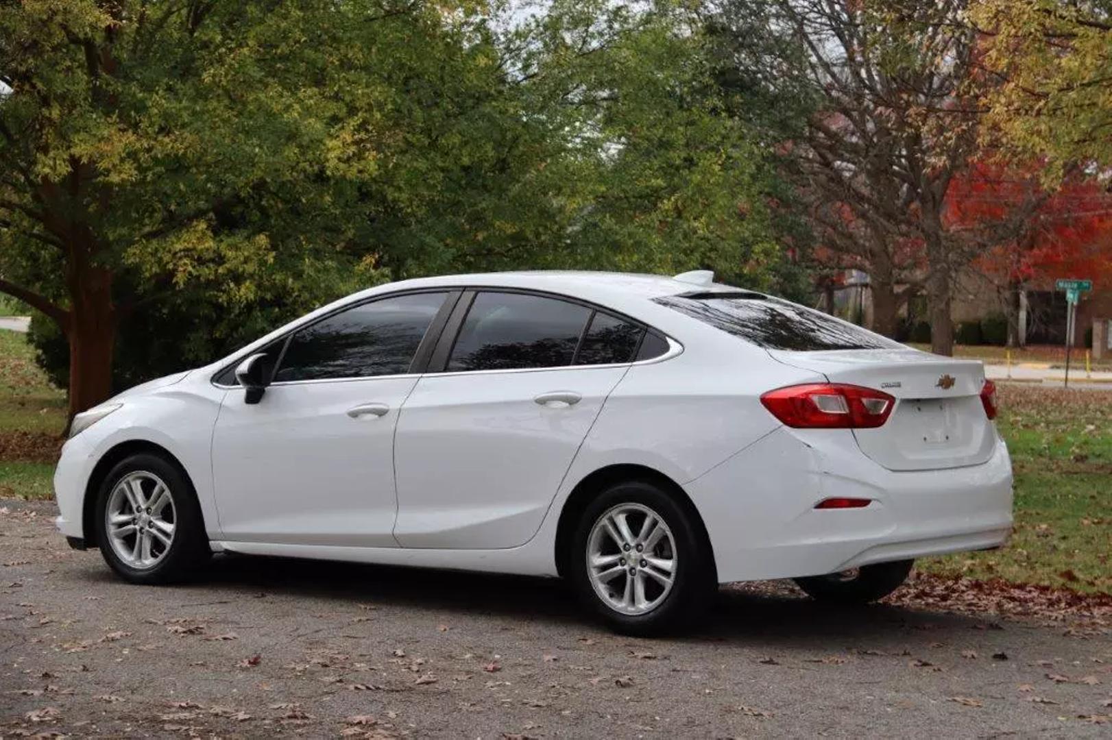 2017 Chevrolet Cruze LT photo 5