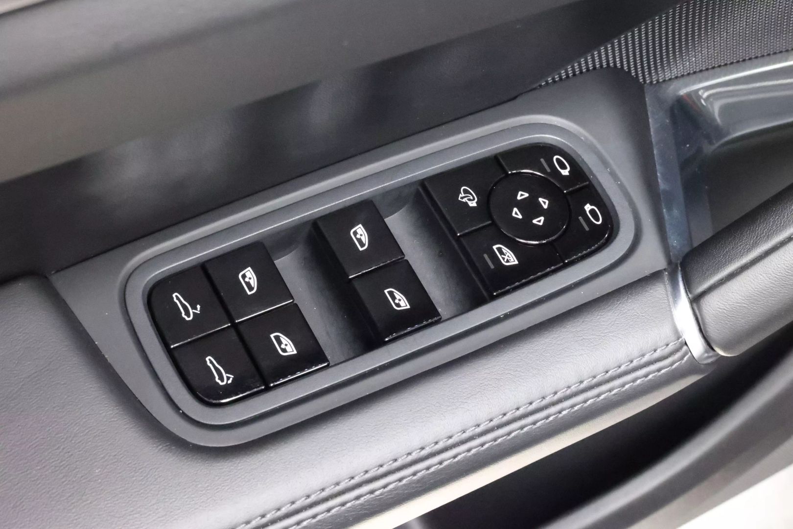 2020 Porsche Cayenne - Image 13