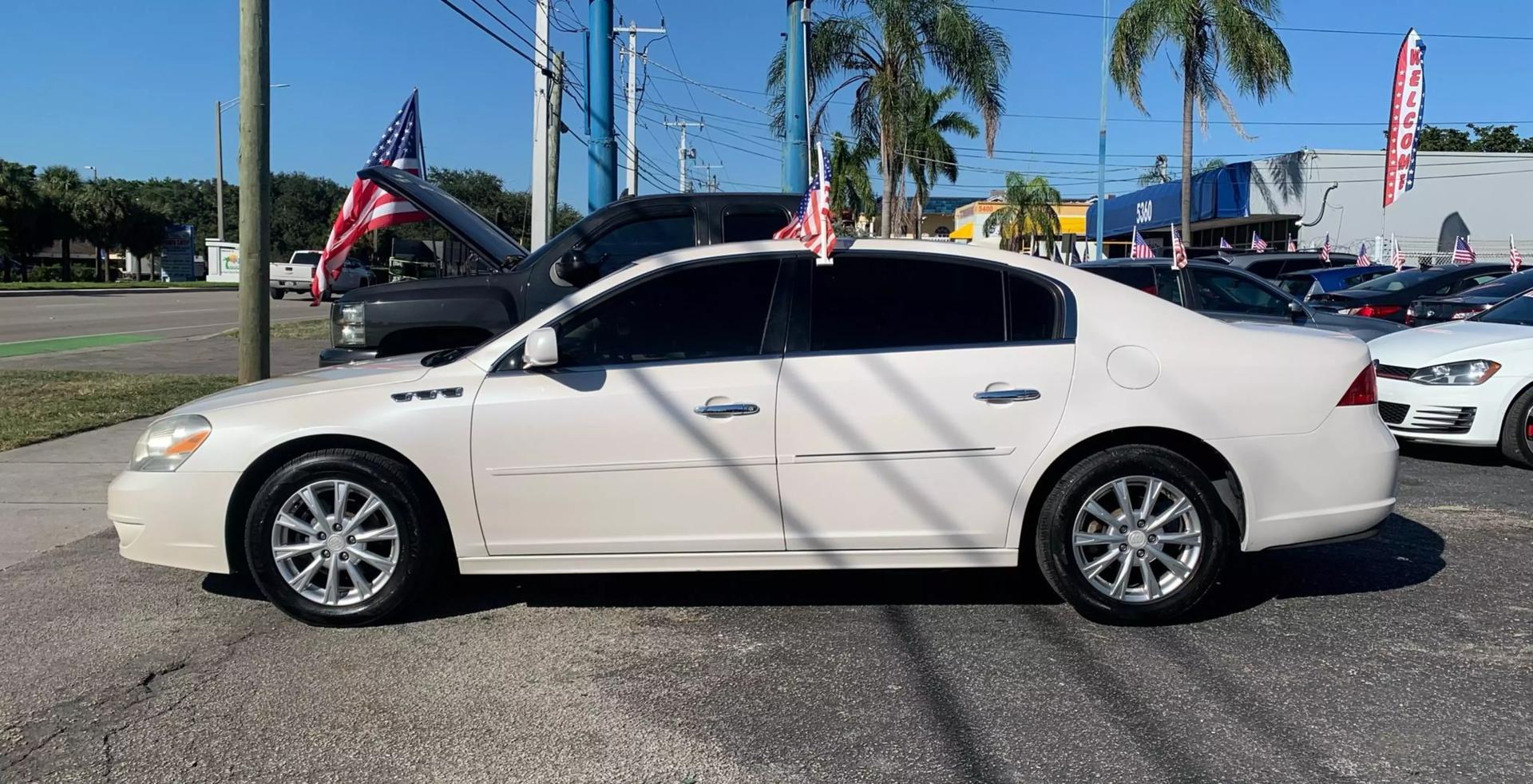 2011 Buick Lucerne CXL photo 9