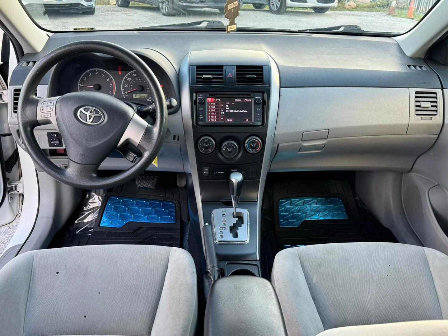 2013 Toyota Corolla LE photo 8