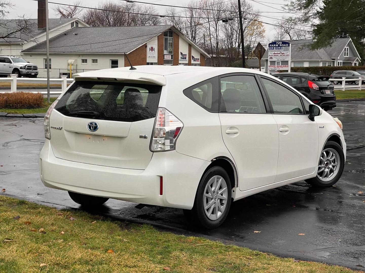 2012 Toyota Prius v Three photo 5