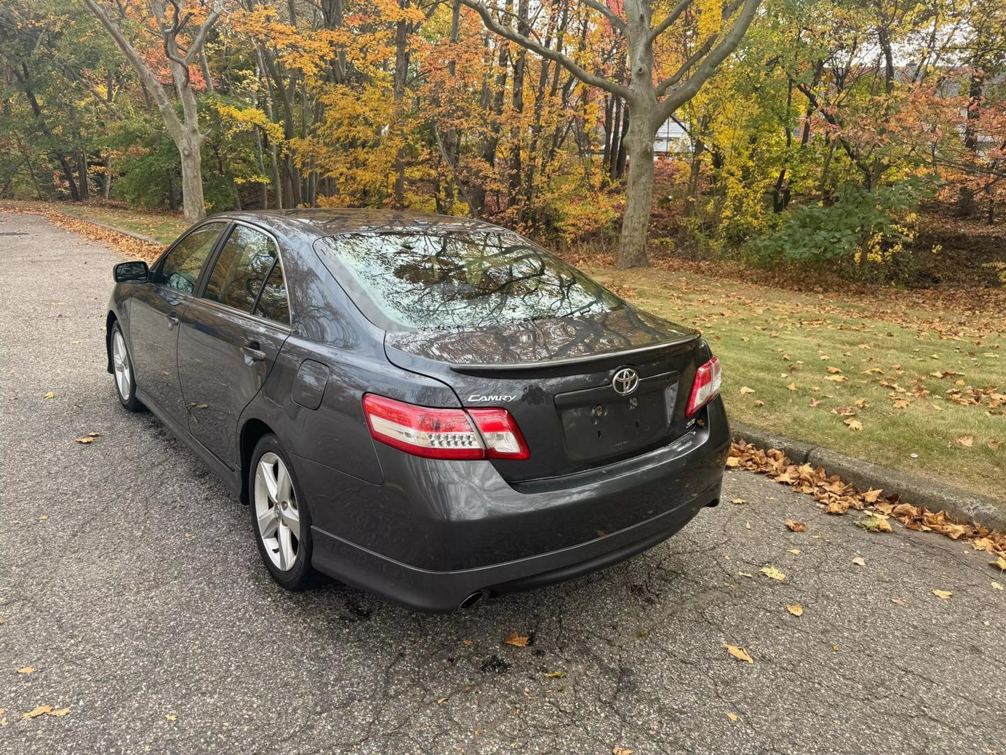 2010 Toyota Camry SE photo 4