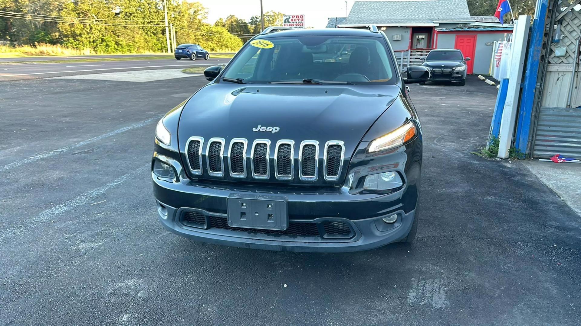 2016 Jeep Cherokee Latitude photo 2