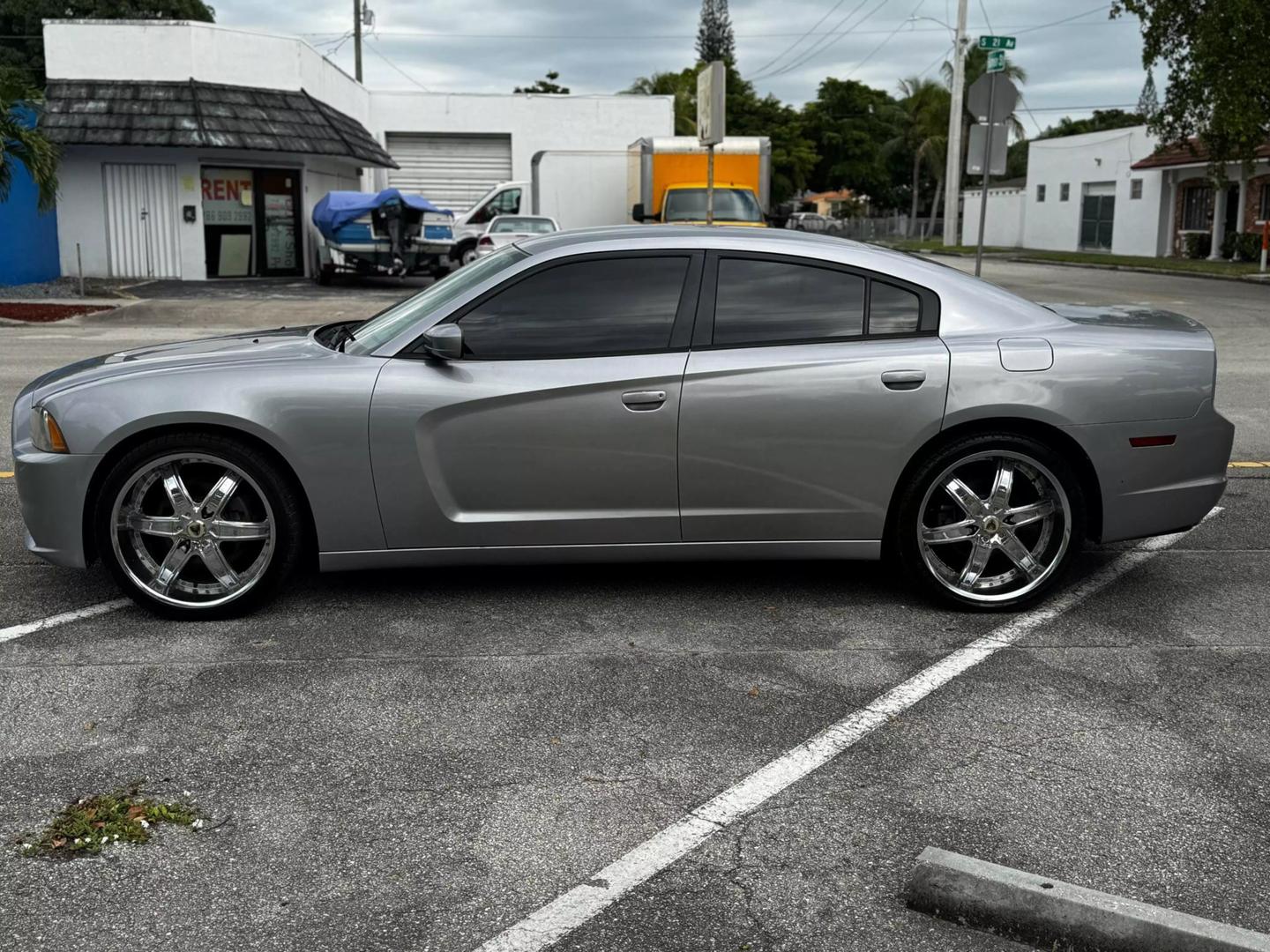 2013 Dodge Charger SE photo 9