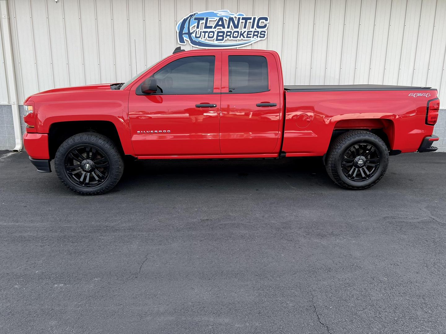 2017 Chevrolet Silverado 1500 Custom photo 2