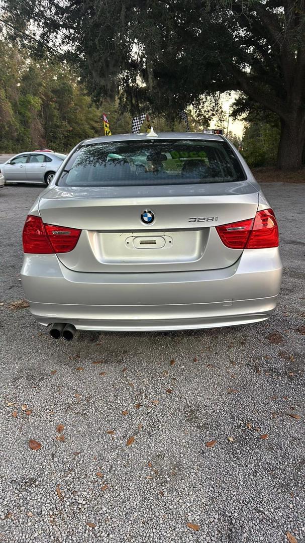 2011 BMW 3 Series 328i photo 9