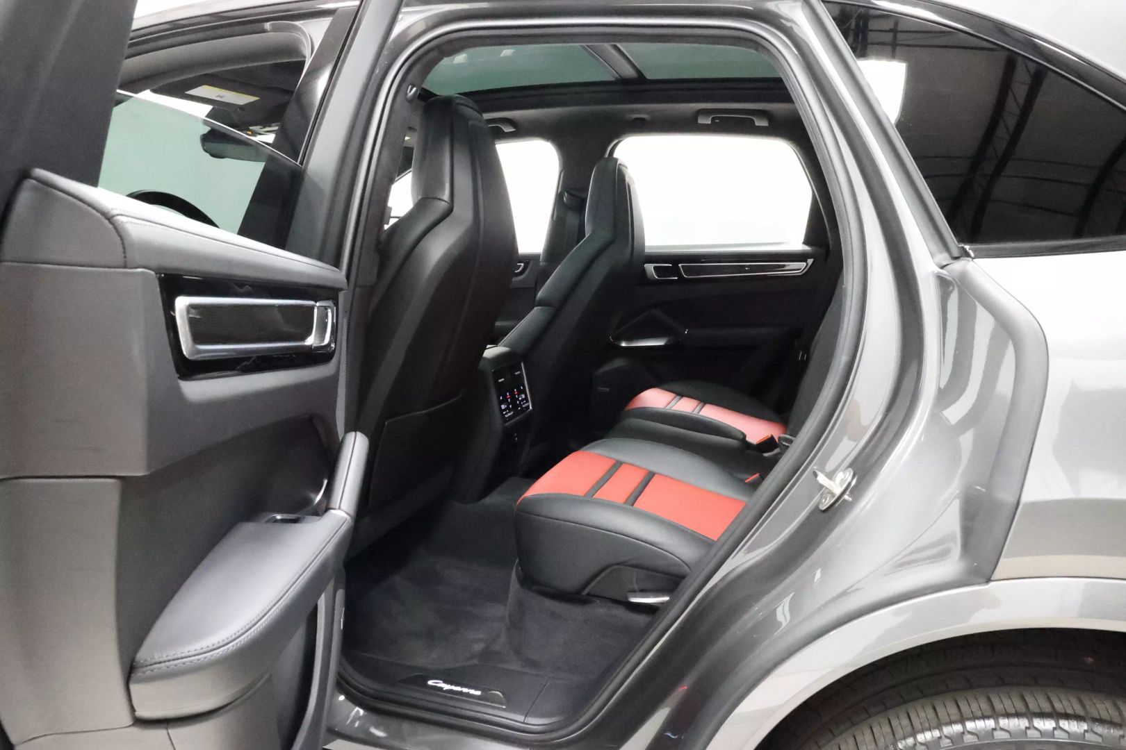 2020 Porsche Cayenne - Image 45