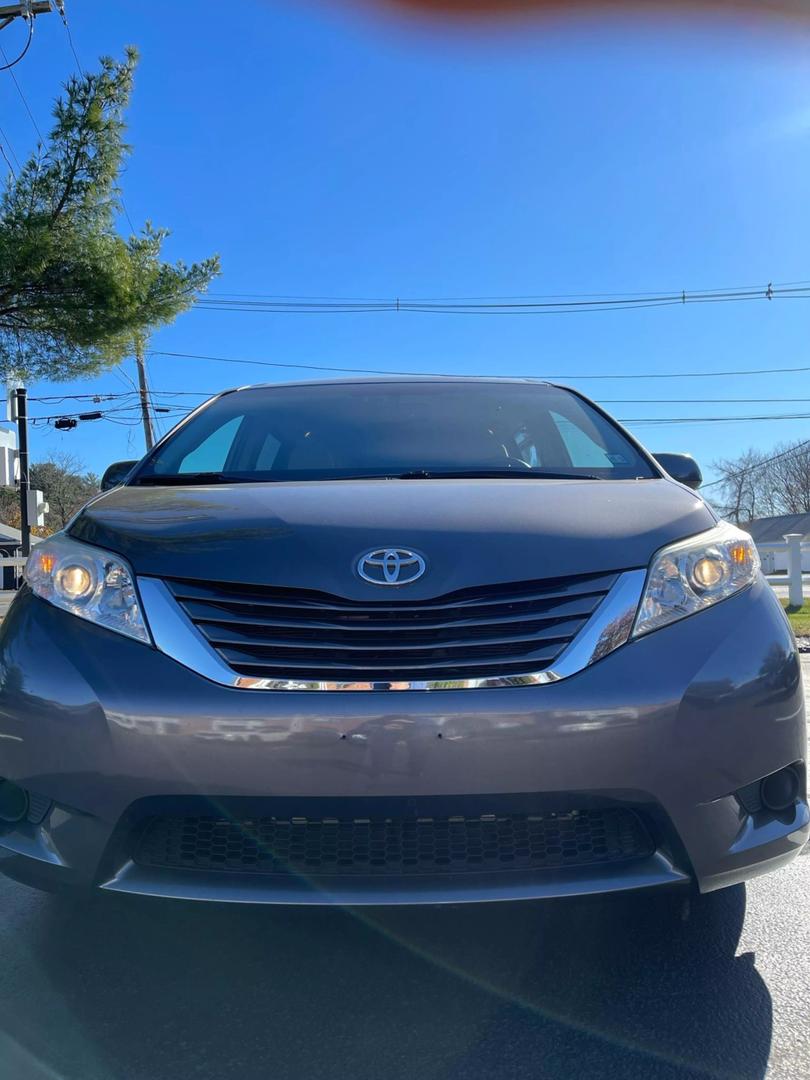 2015 Toyota Sienna LE photo 24