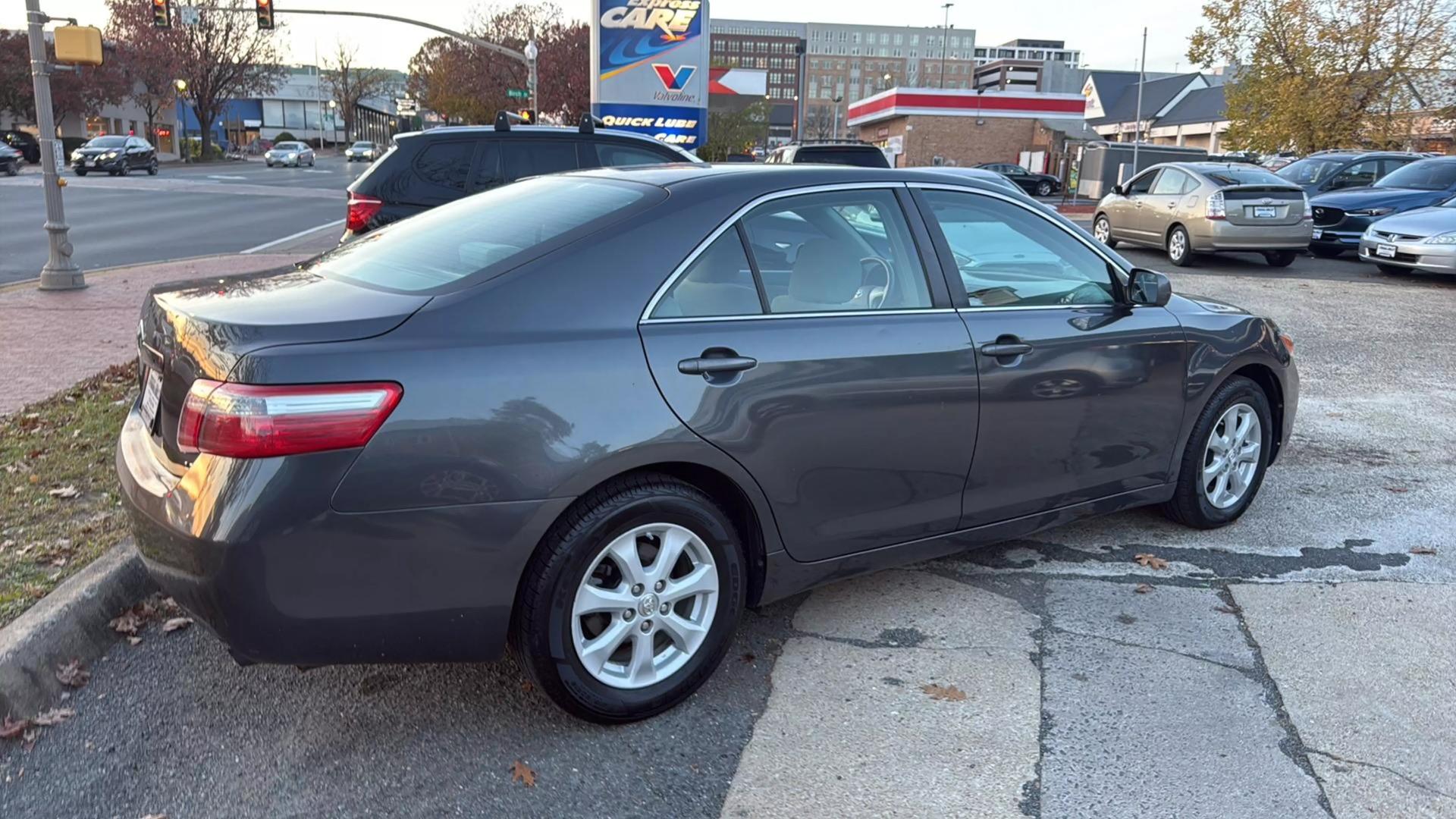 2009 Toyota Camry LE photo 12