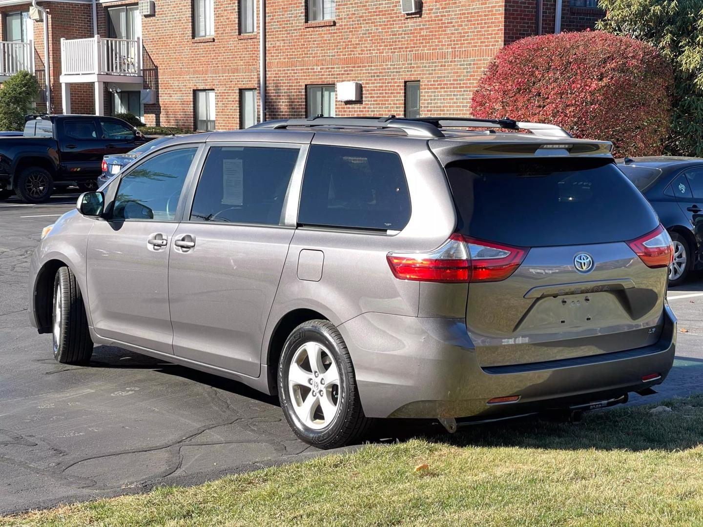 2015 Toyota Sienna LE photo 7