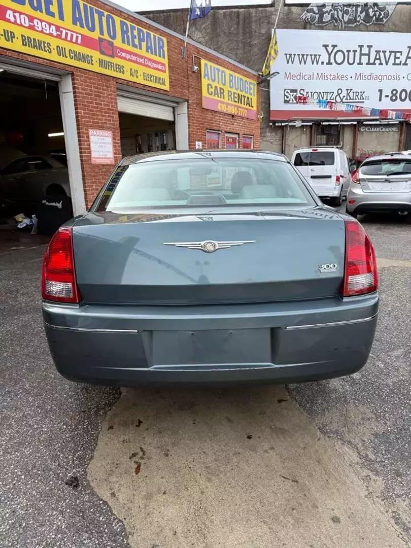 2005 Chrysler 300 Touring photo 10