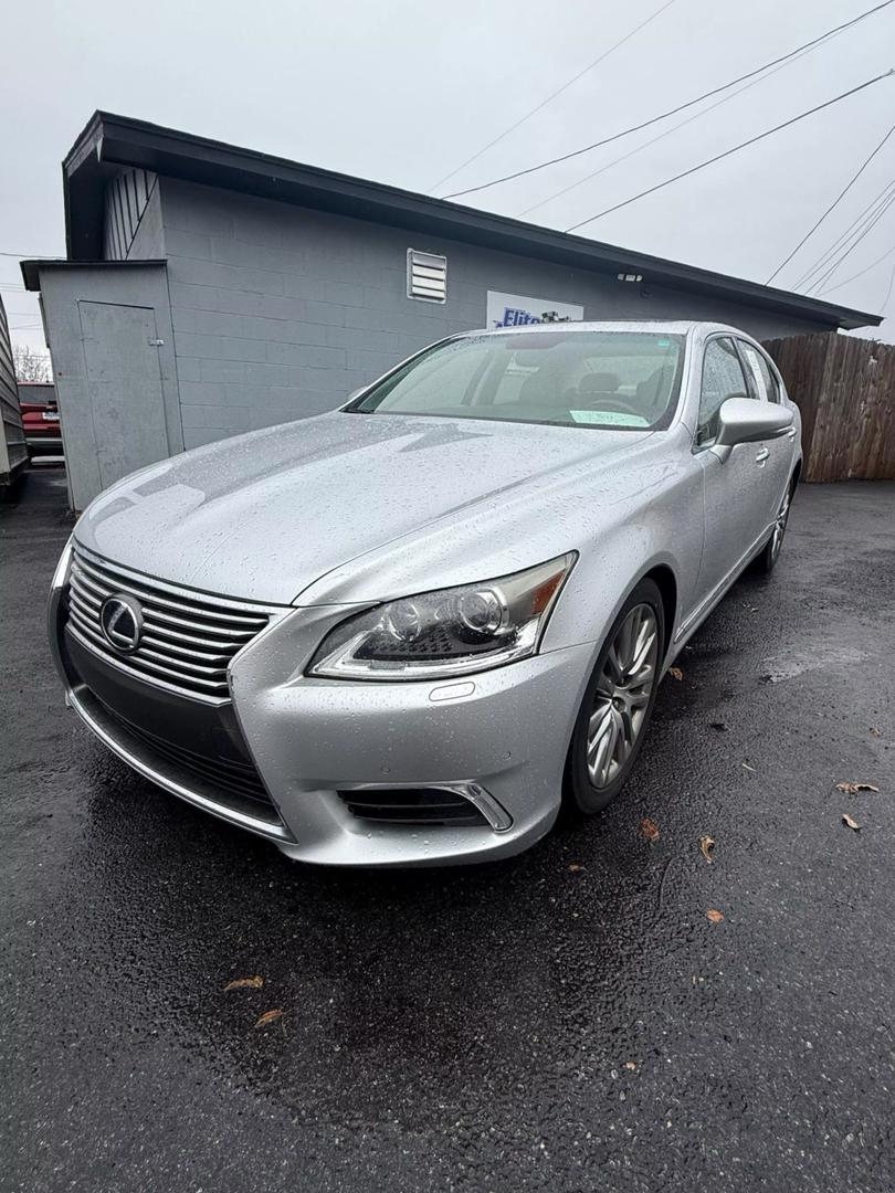 Lexus LS's photo