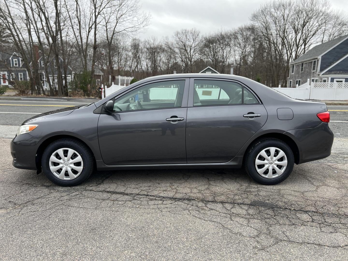 2009 Toyota Corolla LE photo 2