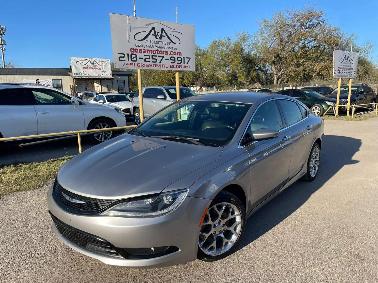 Chrysler 200's photo