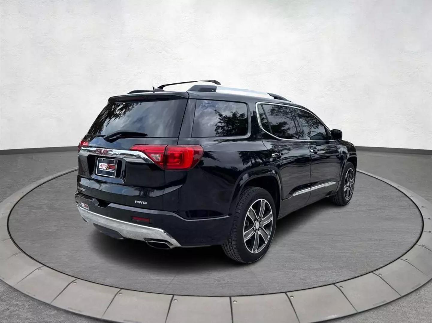 2017 GMC Acadia Denali photo 3