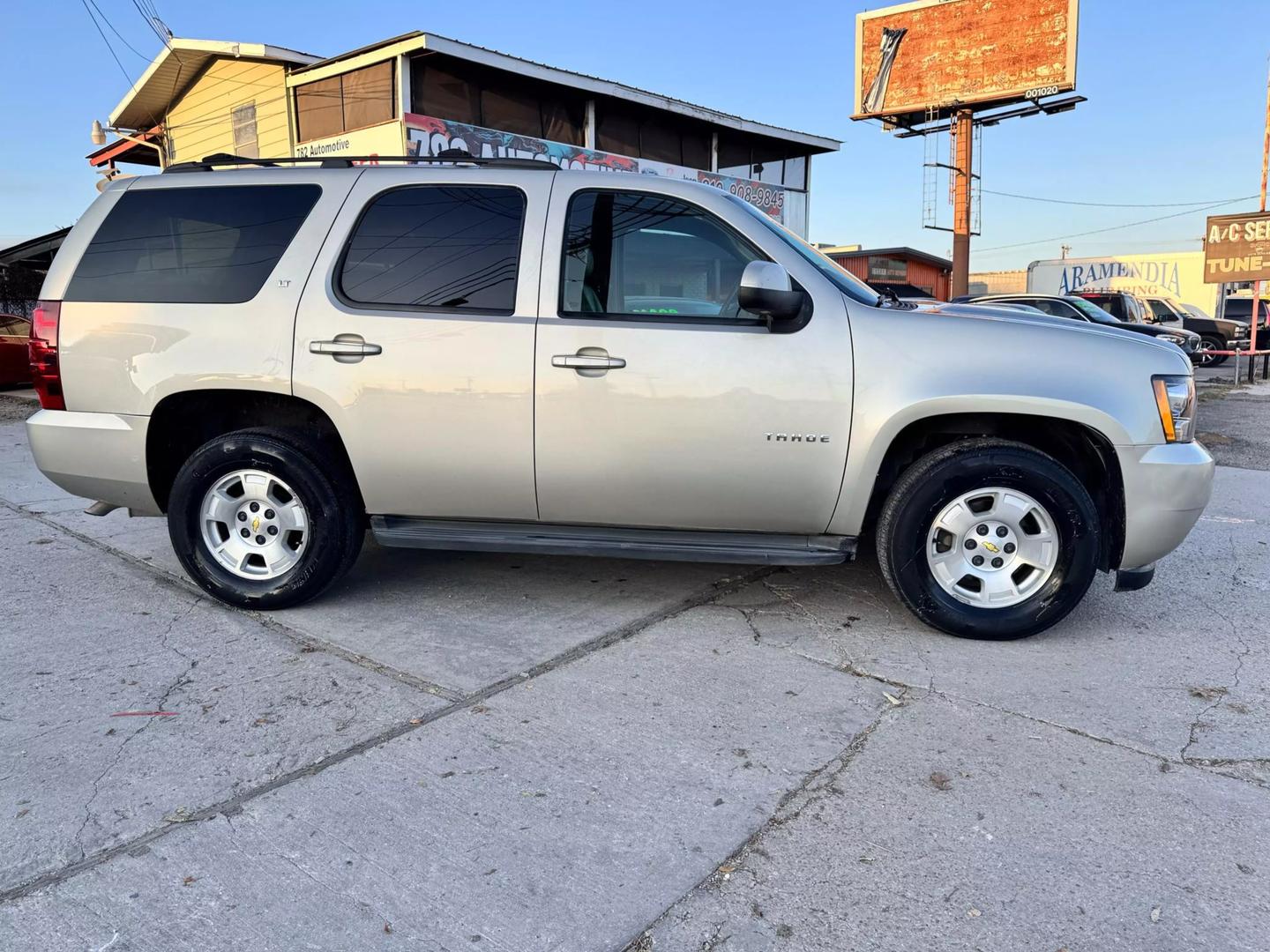 2013 Chevrolet Tahoe LT photo 2