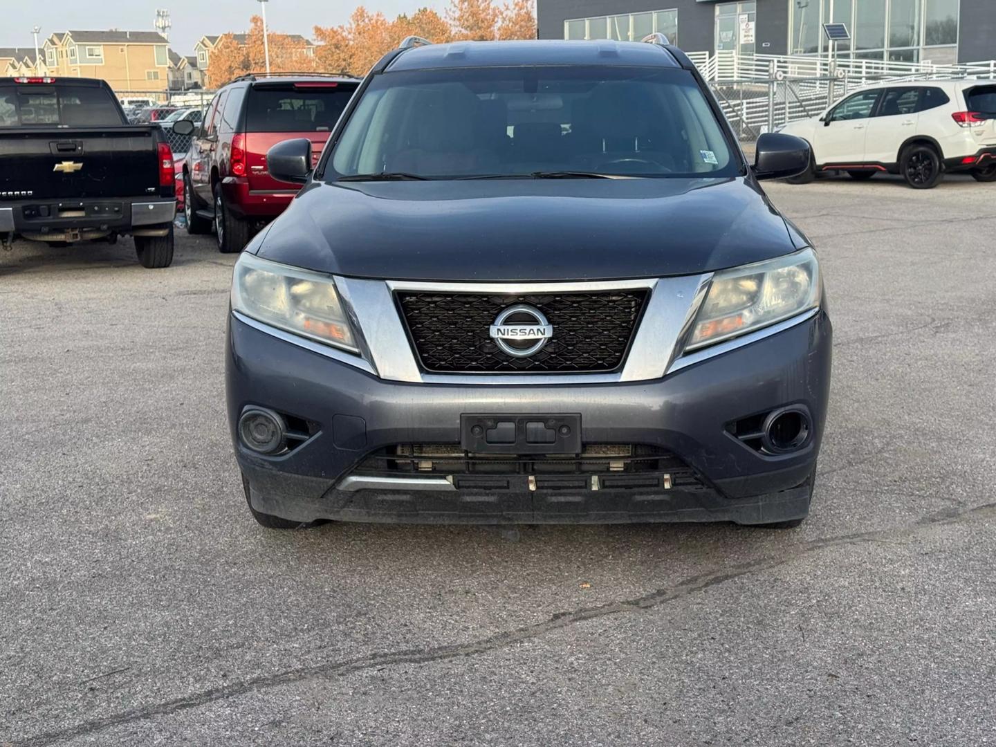 2014 Nissan Pathfinder SV photo 2