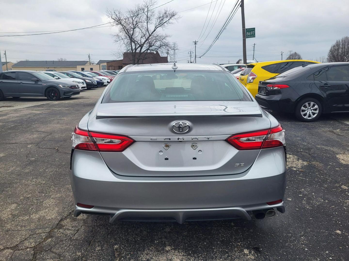 2020 Toyota Camry SE photo 6