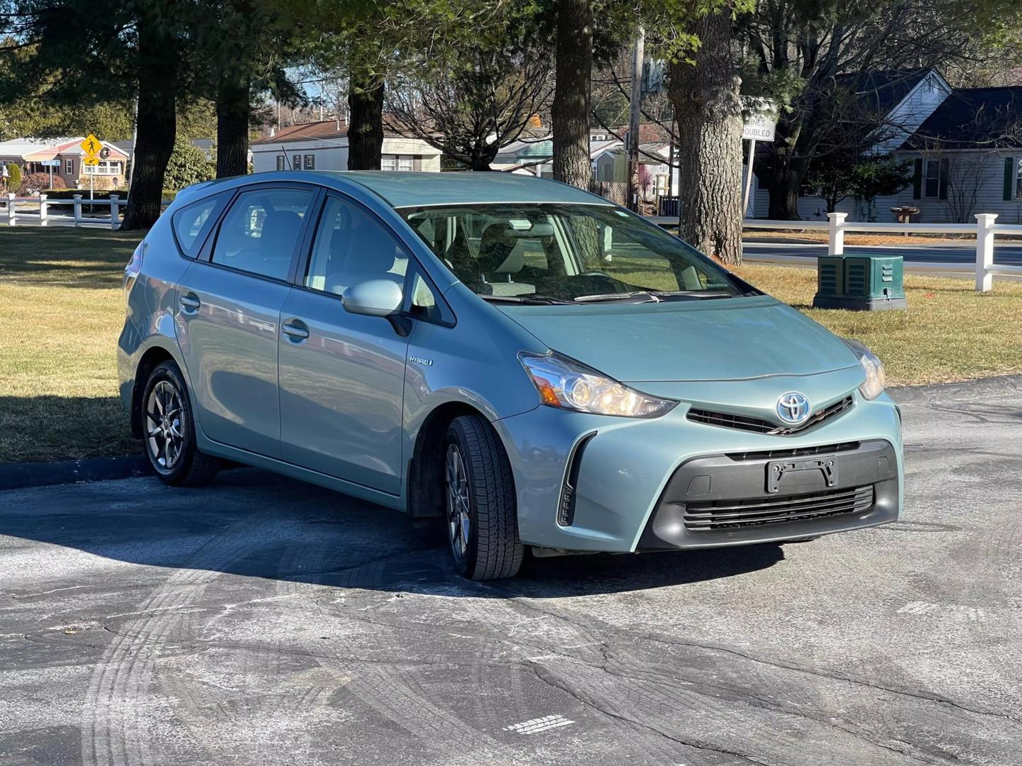 2016 Toyota Prius v Five photo 3