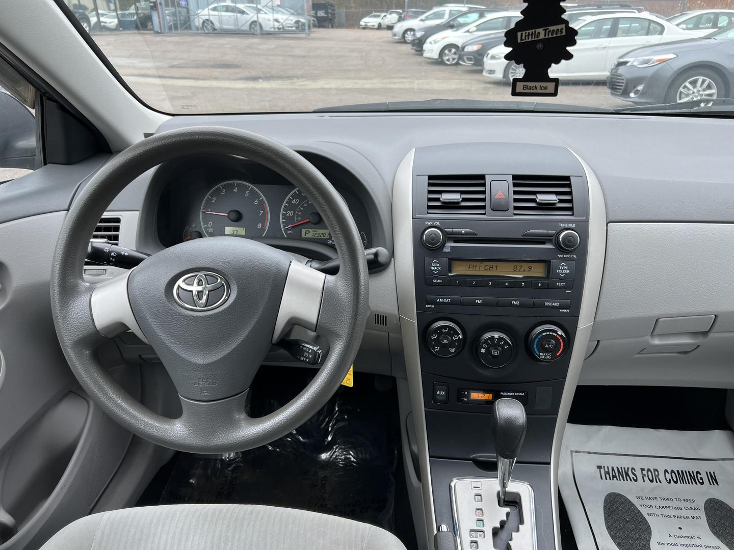 2010 Toyota Corolla LE photo 25