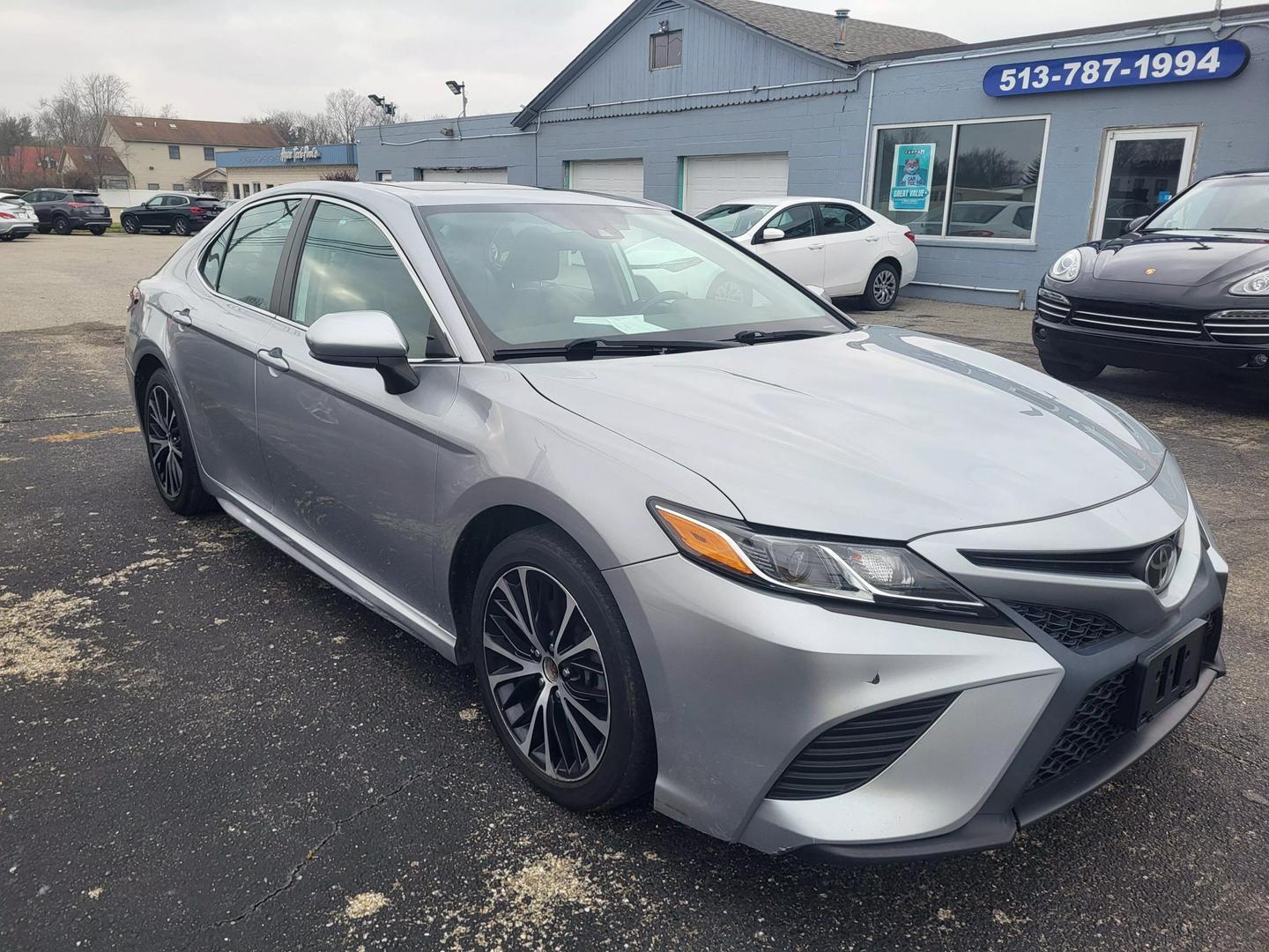 2020 Toyota Camry SE photo 3