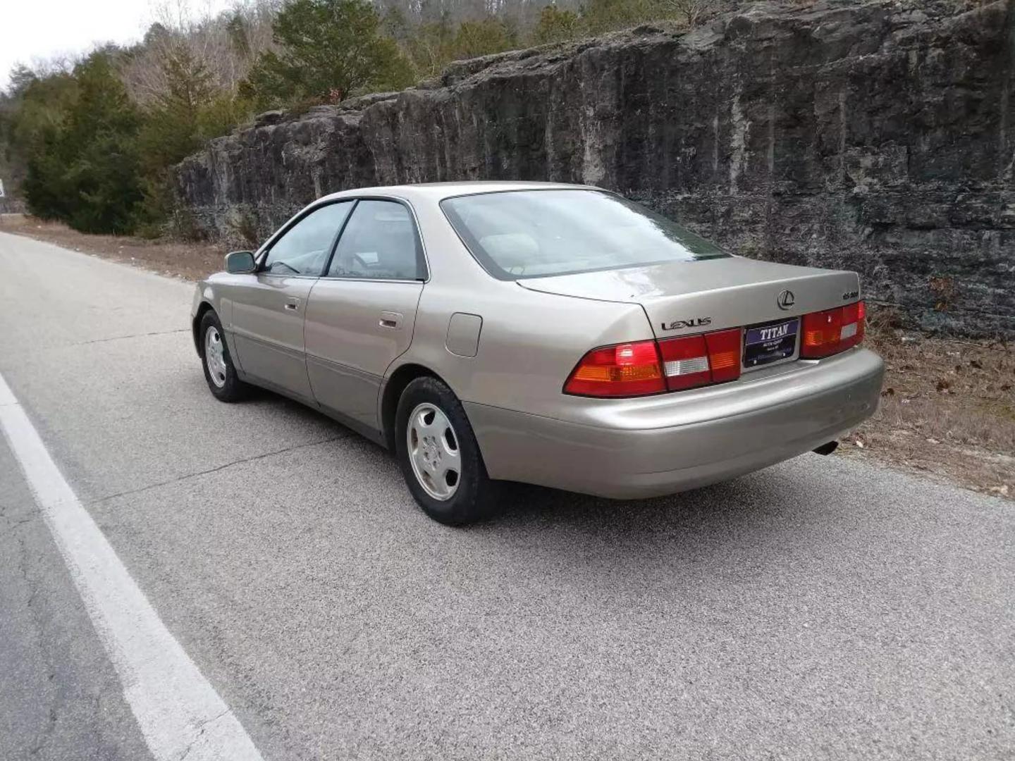 1999 Lexus ES 300 photo 3