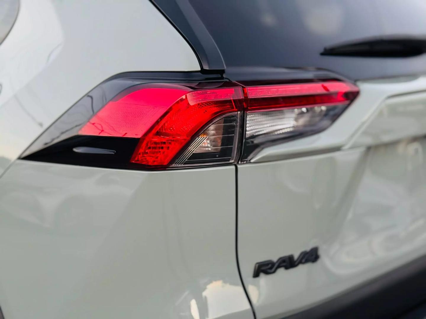 2021 Toyota RAV4 XLE Premium photo 6