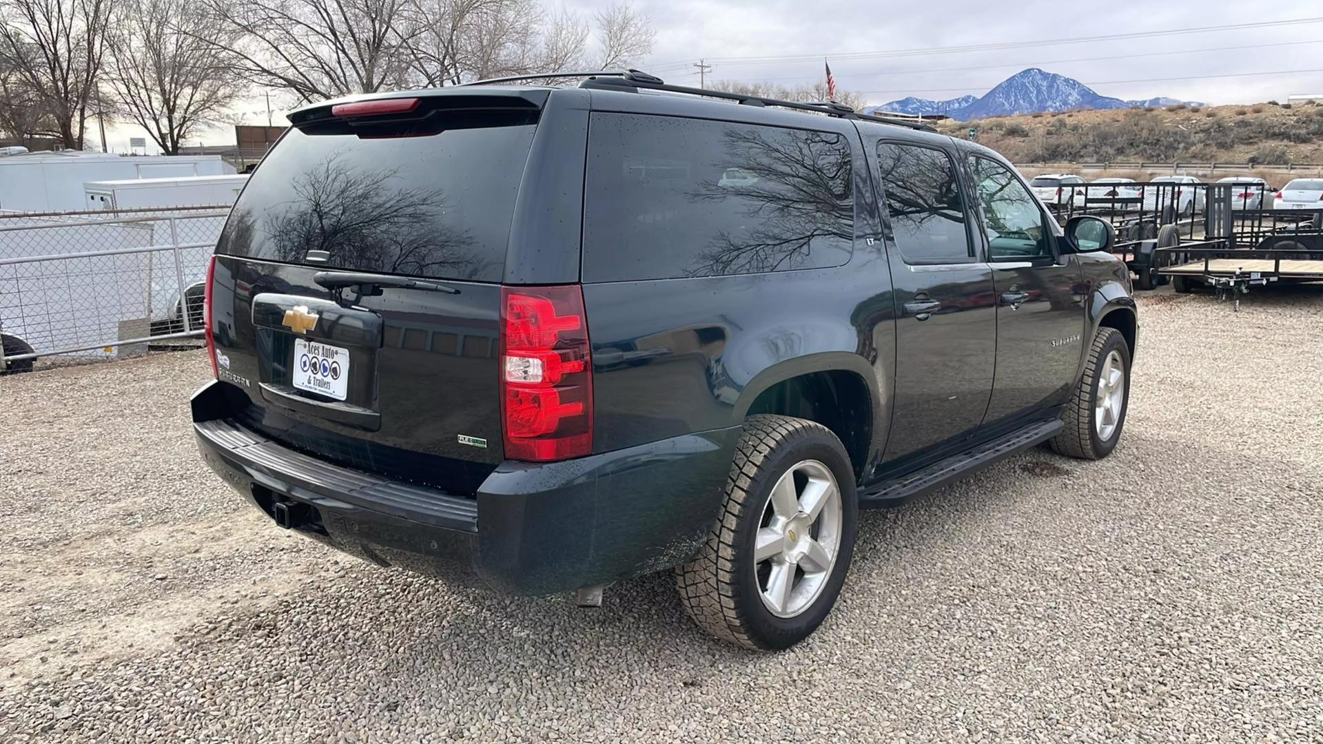 2011 Chevrolet Suburban LT photo 5