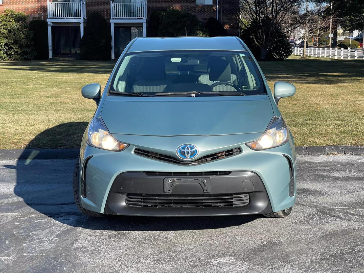 2016 Toyota Prius v Five photo 2