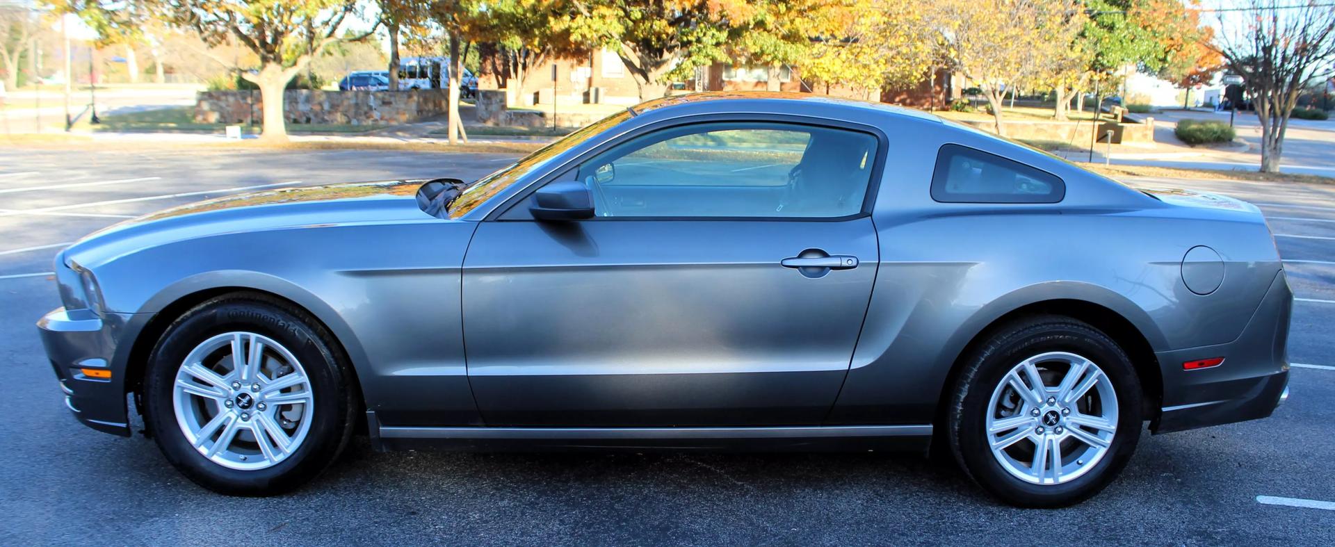 2013 Ford Mustang V6 photo 16