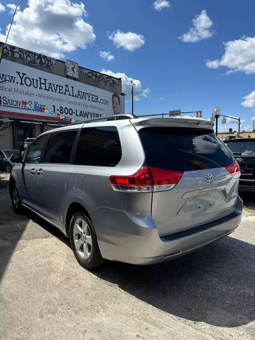 2011 Toyota Sienna LE photo 5